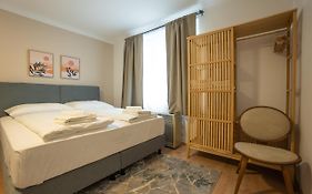 A 2-Bedroom Apartment With A King-Size Bed And A Balcony Is Located Just A 15-Minute Walk From Stephansplatz.